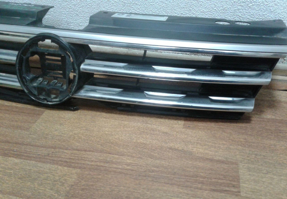 Решетка радиатора Volkswagen Tiguan 2 (17>) (слом. часть) oem 5NA853653