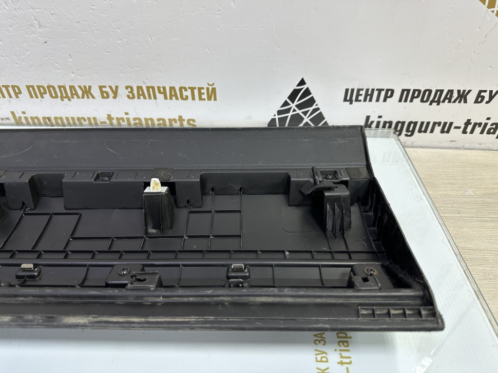 Молдинг двери передний левый Hyundai Santa Fe 4 2018> oem 87721S1300