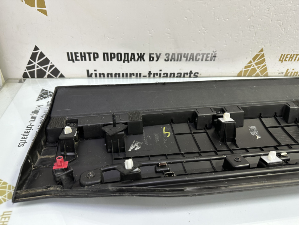 Молдинг двери передний левый Hyundai Santa Fe 4 2018> oem 87721S1300