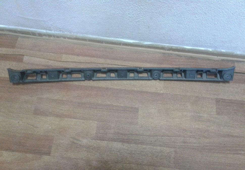 Кронштейн заднего бампера центр Volkswagen Polo седан oem 6ru807863