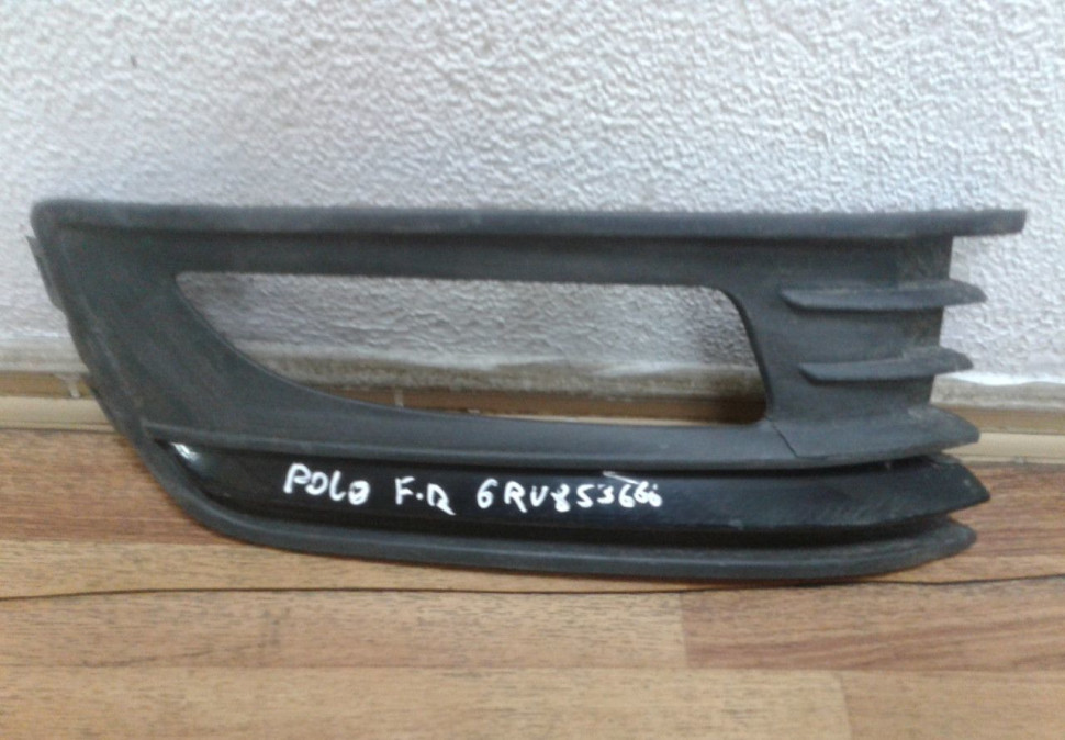 Решетка рамка птф правая Volkswagen Polo рестайл oem 6ru853666 (трещина) (скл-3)