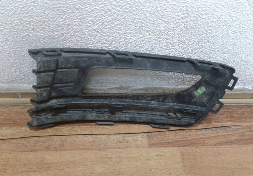 Решетка рамка птф правая Volkswagen Polo рестайл oem 6ru853666 (трещина) (скл-3)