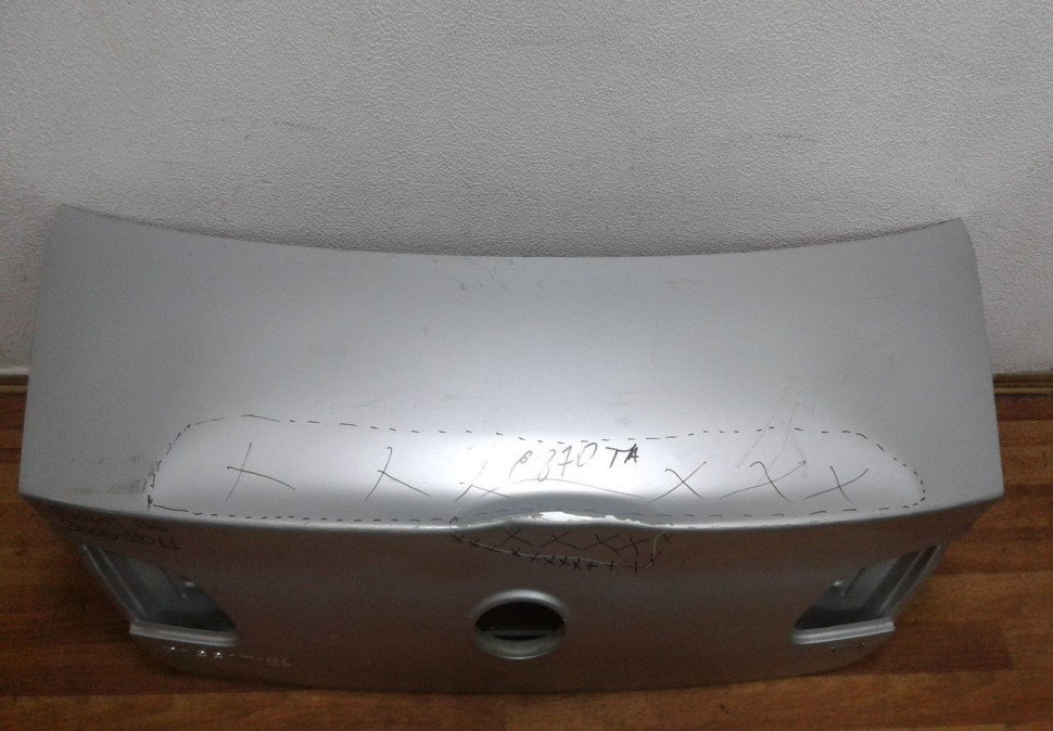 Крышка багажника Volskwagen Passat B6 (вмятина)