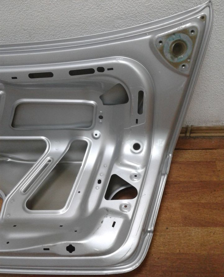 Крышка багажника Volskwagen Passat B6 (вмятина)