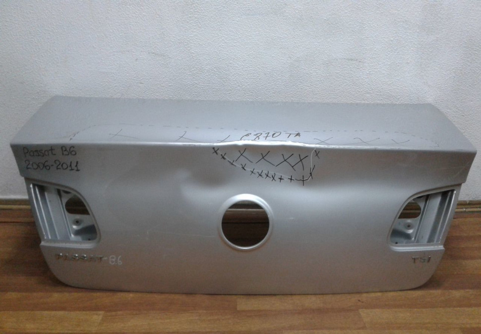 Крышка багажника Volskwagen Passat B6 (вмятина)