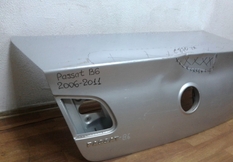 Крышка багажника Volskwagen Passat B6 (вмятина)