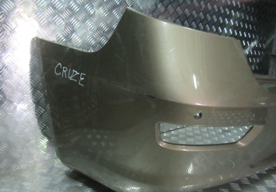 Бампер задний Chevrolet Cruze х/б oem 95494198 (вмятина) (скл-3) Бампер задний Chevrolet Cruze х/б oem 95494198 (вмятина) (скл-3)