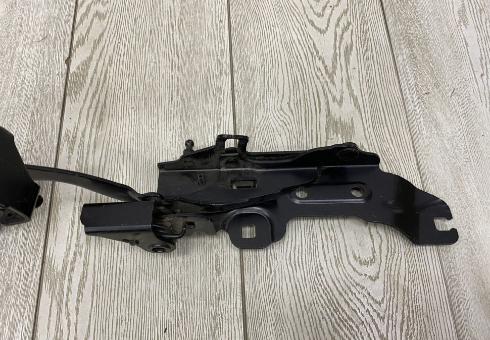 Петля капота правая BMW 2 F45 OEM 7300522 Петля капота правая BMW 2 F45 OEM 7300522