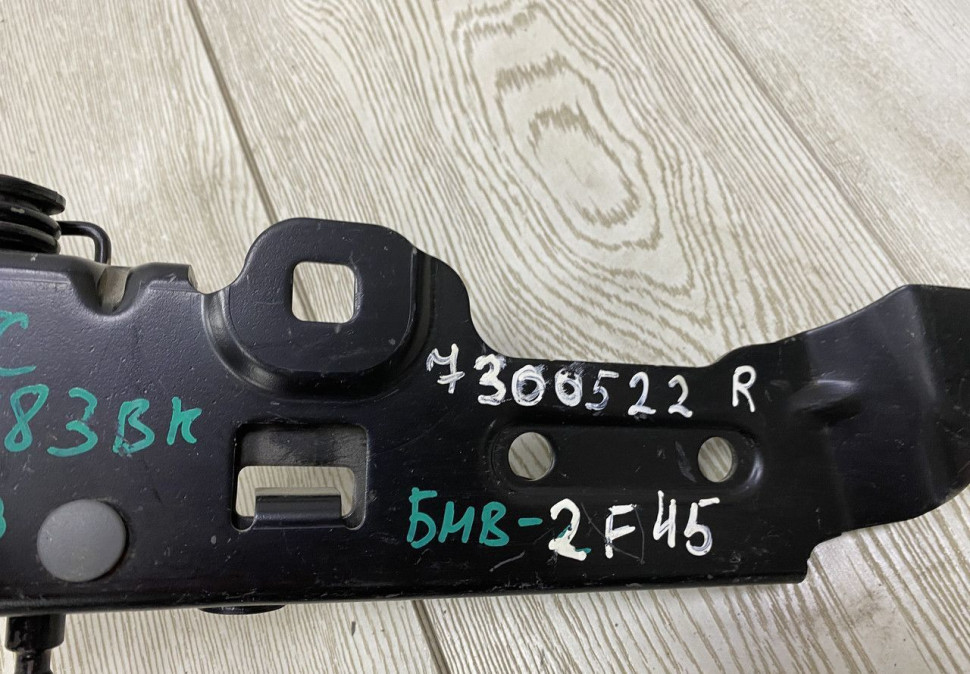 Петля капота правая BMW 2 F45 OEM 7300522 Петля капота правая BMW 2 F45 OEM 7300522