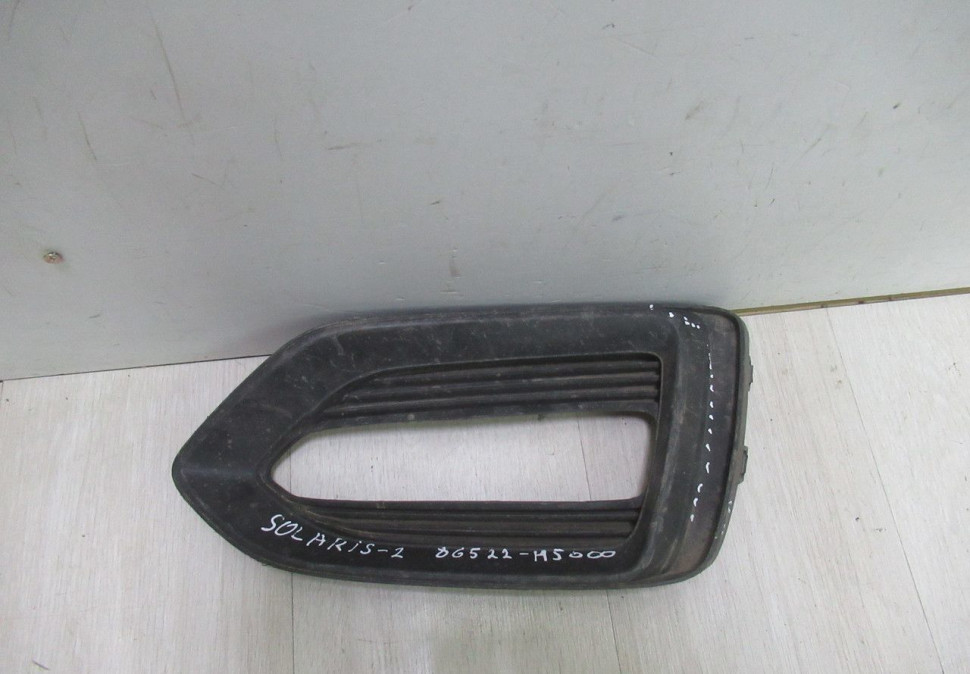Накладка противотуманной фары правая Hyundai Solaris 2 oem 86522H5000