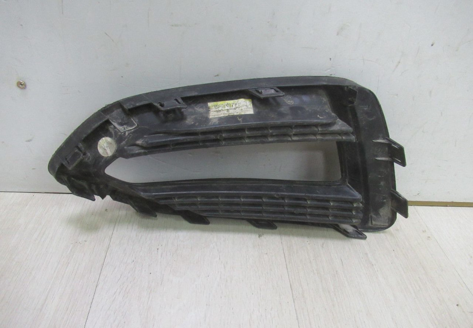 Накладка противотуманной фары правая Hyundai Solaris 2 oem 86522H5000 Накладка противотуманной фары правая Hyundai Solaris 2 oem 86522H5000