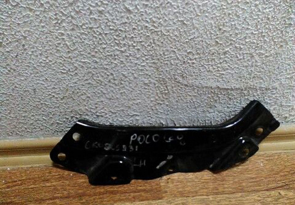 Суппорт фары для Volkswagen Polo седан (11>) oem 6r0805931a