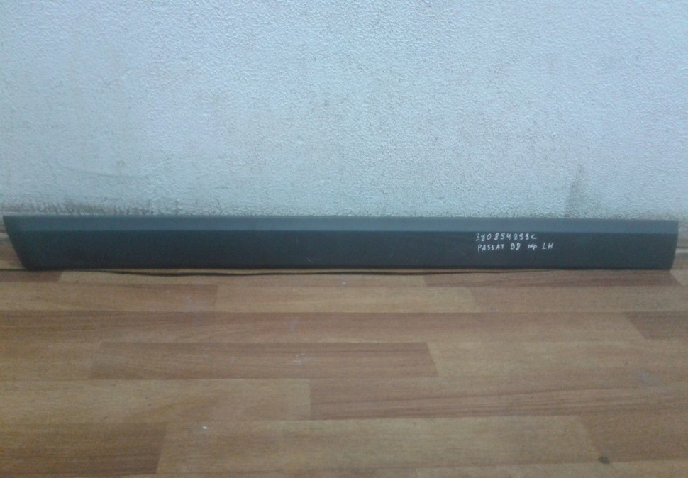 Накладка двери передней левой Volkswagen Passat B8 (15>)  oem 3g0854899c