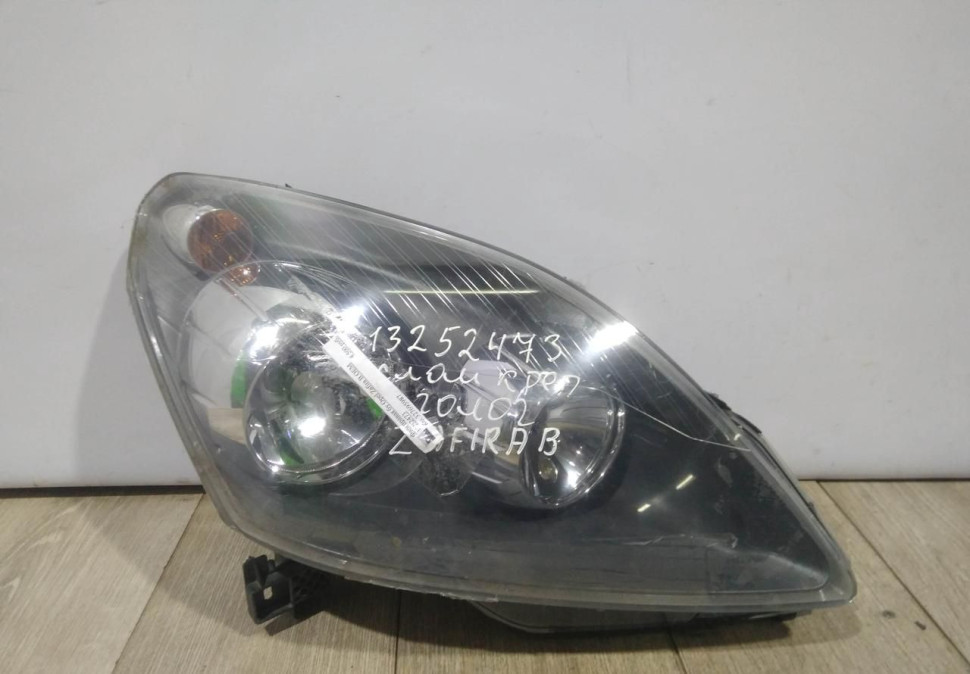 Фара правая бу Opel Zafira B OEM 13252473