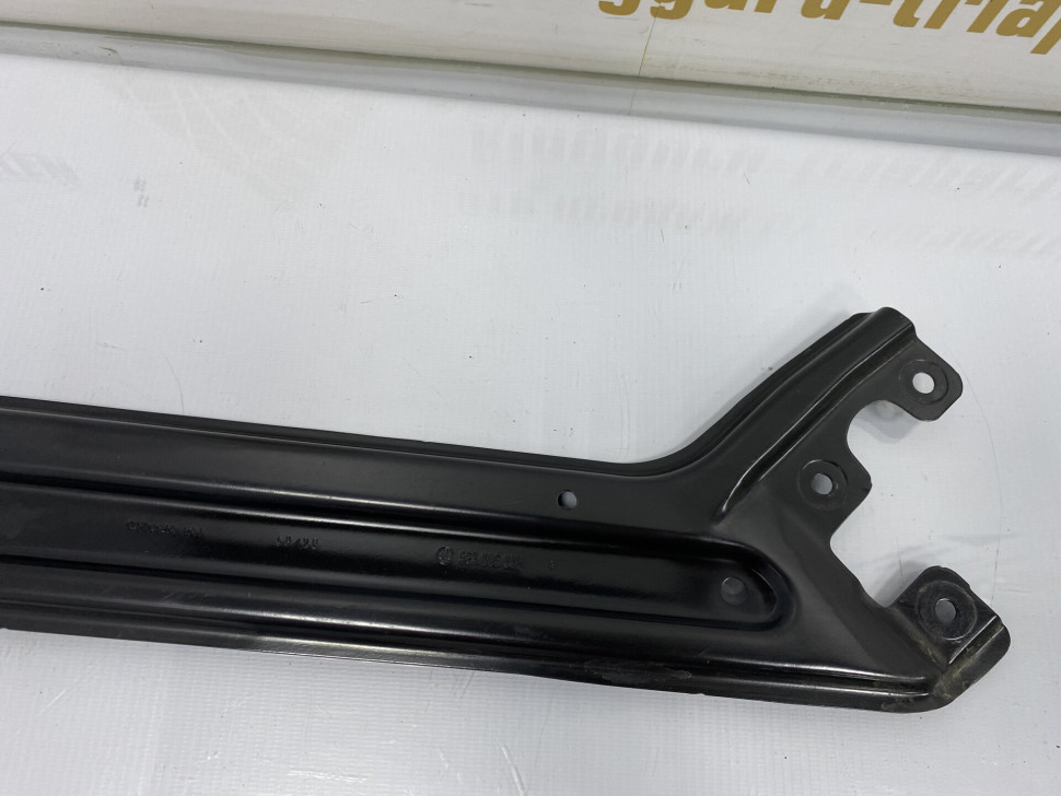 Кронштейн передней панели правый Skoda Octavia A8 OEM 5E3805932