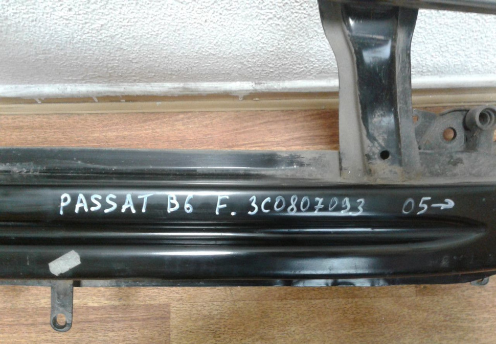 Усилитель переднего бампера Volkswagen Passat B6 (05-11) вмятина oem 3c0807093