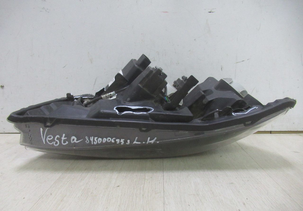 Стекло фары левый  Lada Vesta oem 8450006953 (скл-3)