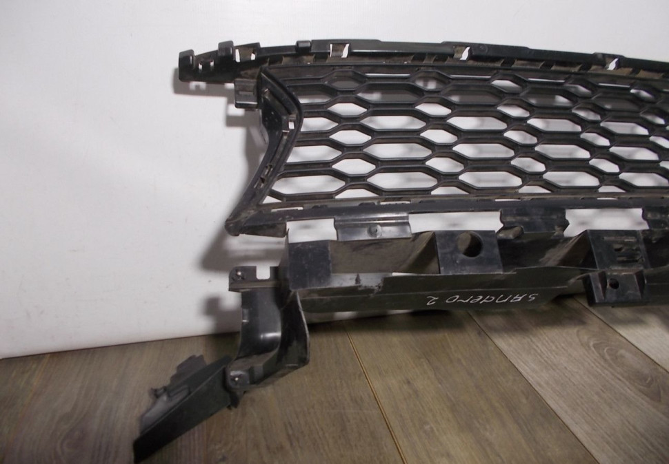 Решетка переднего бампера бу Renault Logan 2 OEM 622542439R Решетка переднего бампера бу Renault Logan 2 OEM 622542439R