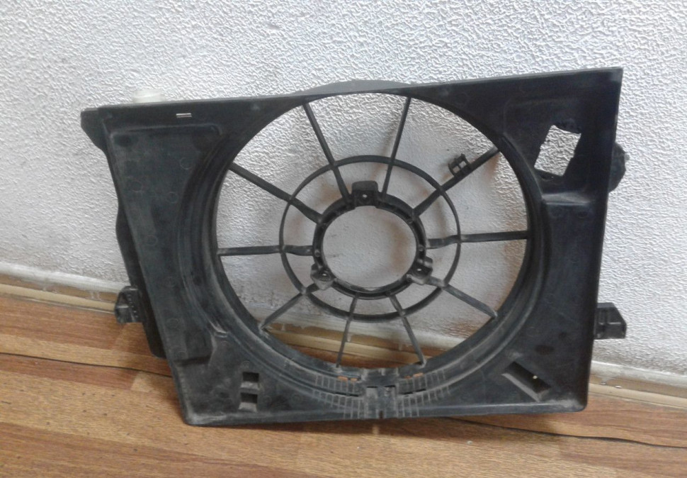 Диффузор вентилятора Hyundai Solaris (10-17) oem 253801r000 Диффузор вентилятора Hyundai Solaris (10-17) oem 253801r000