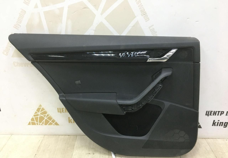 Обшивка двери задняя левая Skoda Octavia A7 oem 5e5867023BG
