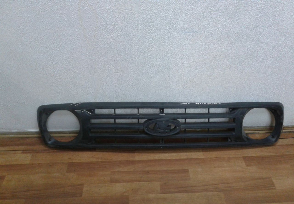 Решетка радиатора Ваз 2121 Lada Niva oem 212148401014 (трещины) (скл-3)