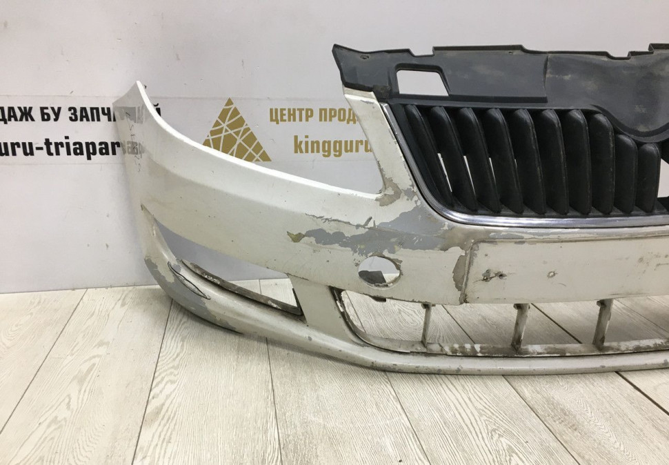 Бампер передний Skoda Fabia 2 рестайлинг OEM 5J0807221D
