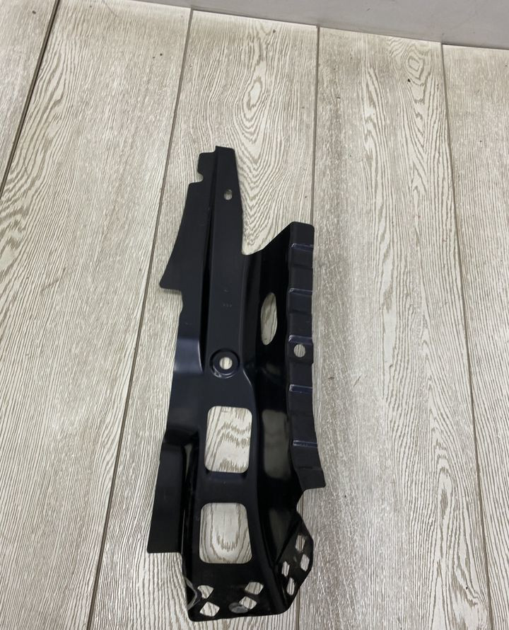 Стойка D Volkswagen Transporter T6 2015 OEM 7E0809028B Стойка D Volkswagen Transporter T6 2015 OEM 7E0809028B