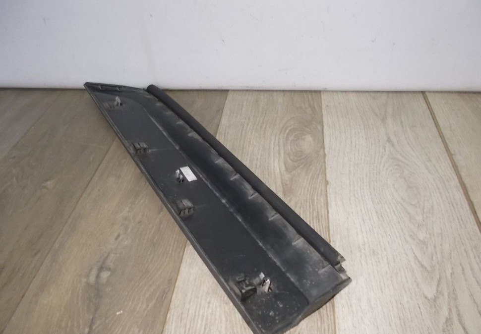 Молдинг двери заадний правый бу BMW X4 F26 OEM 51137352558 Молдинг двери заадний правый бу BMW X4 F26 OEM 51137352558