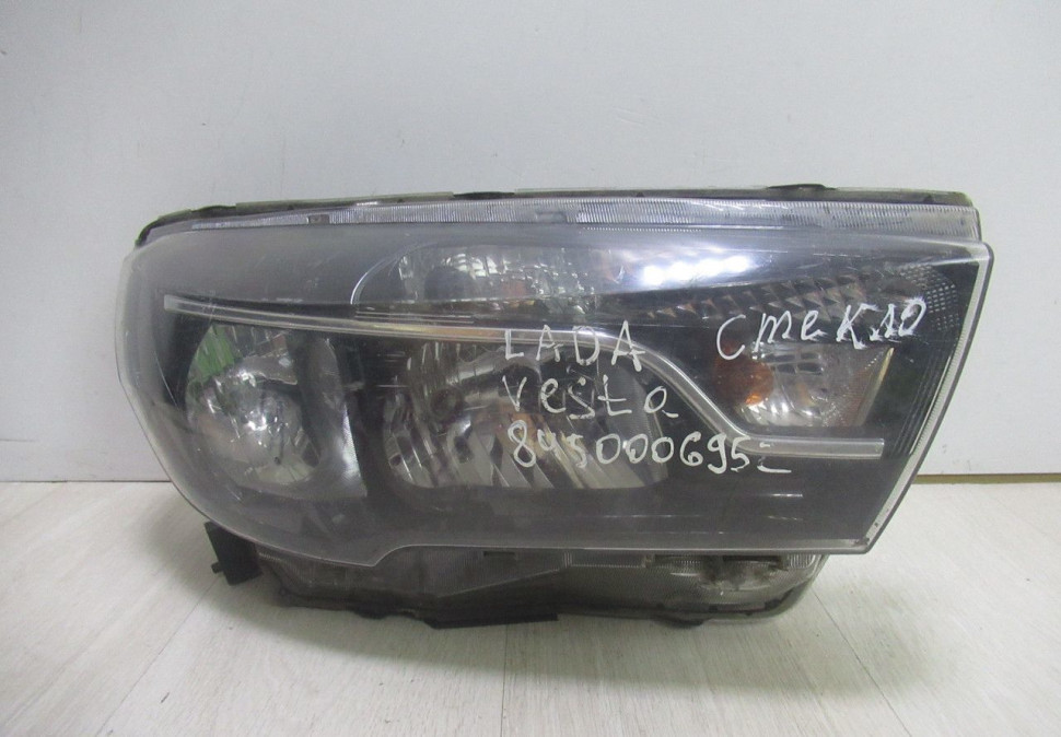Стекло от фары правой  Lada Vesta oem 8450006952 (скл-3)