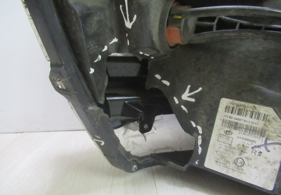 Стекло от фары правой  Lada Vesta oem 8450006952 (скл-3)