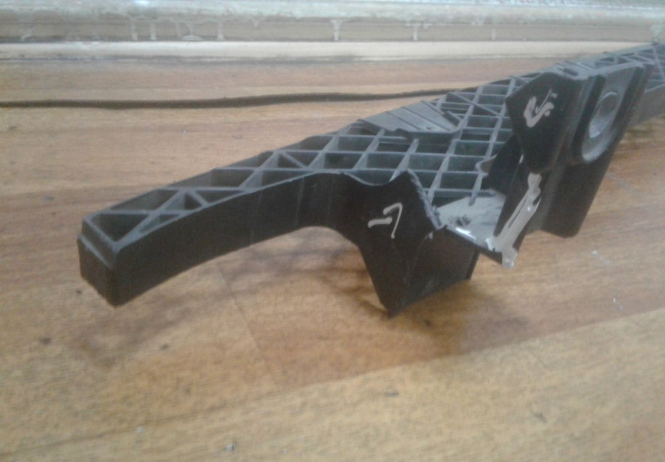 Усилитель бампера (пластик) Volkswagen Touareg NF oem 7p6807820 (слом.части) Усилитель бампера (пластик) Volkswagen Touareg NF oem 7p6807820 (слом.части)