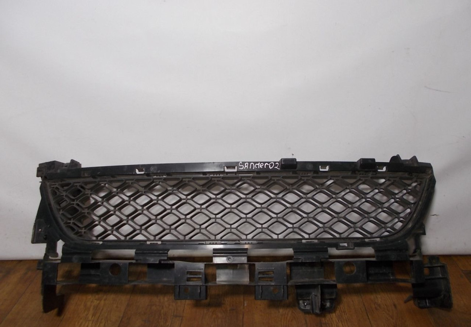 Решетка переднего бампера бу Renault Sandero Stepway 2 OEM 622548039R