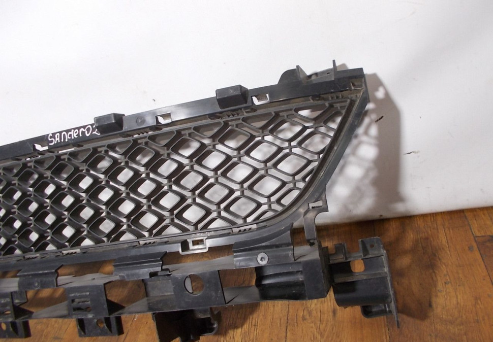 Решетка переднего бампера бу Renault Sandero Stepway 2 OEM 622548039R