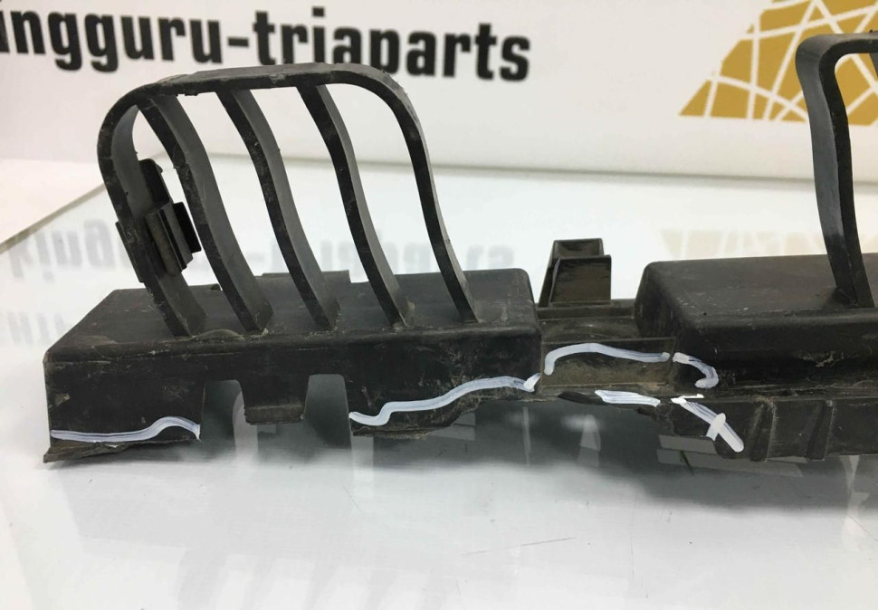 Кронштейн заднего бампера Volkswagen Jetta 6 2011 дорестайлинг Кронштейн заднего бампера Volkswagen Jetta 6 2011 дорестайлинг