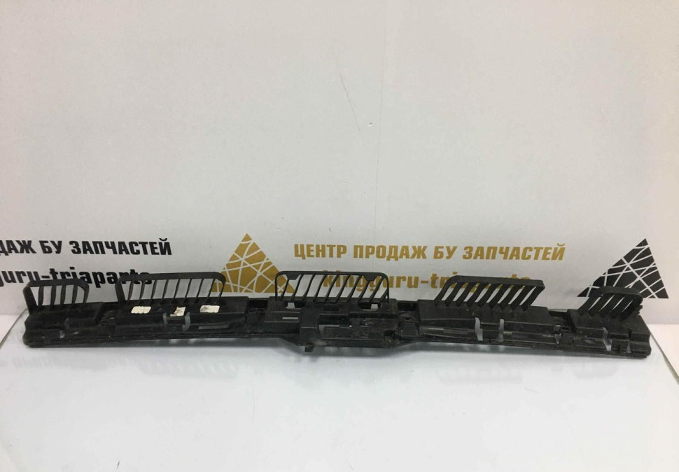 Кронштейн заднего бампера Volkswagen Jetta 6 2011 дорестайлинг
