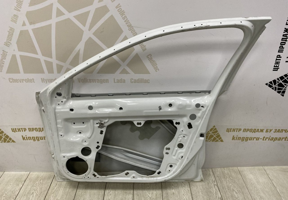Дверь передняя правая Skoda Octavia A8 OEM 5E3831052