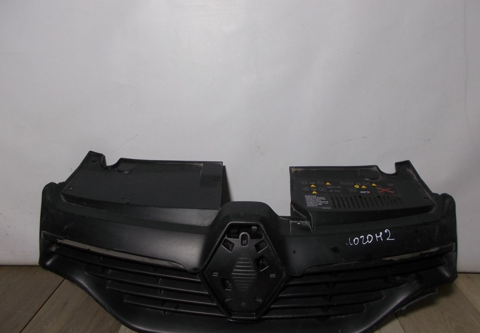 Решетка радиатора бу Renault Logan 2 OEM 623107605R