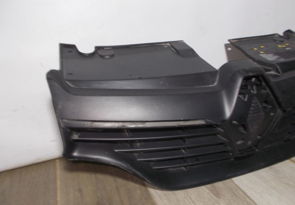Решетка радиатора бу Renault Logan 2 OEM 623107605R