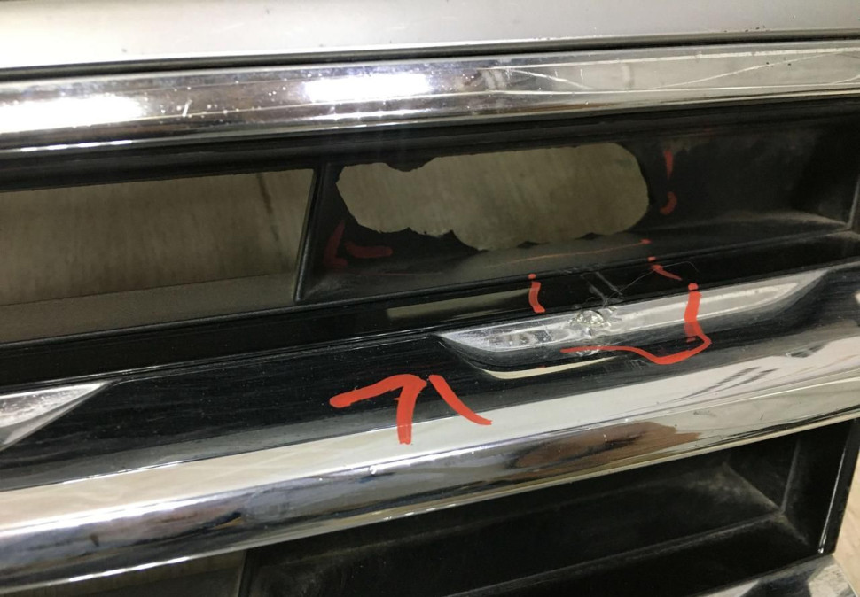 Решетка радиатора Volkswagen Tiguan 2 дорест 16-20 oem 5NA853653B