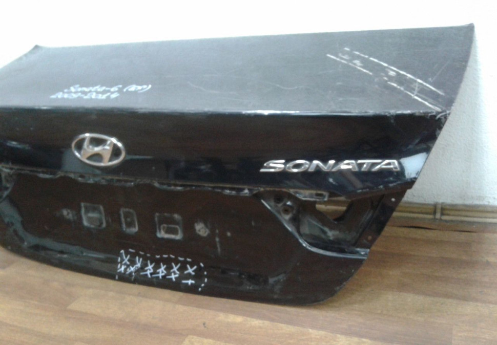 Крышка багажника Hyundai Sonata 6 YF (вмятина) Крышка багажника Hyundai Sonata 6 YF (вмятина)