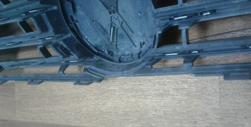 Решетка радиатора Volkswagen Passat B8 oem 3g0853653 (слом. часть)