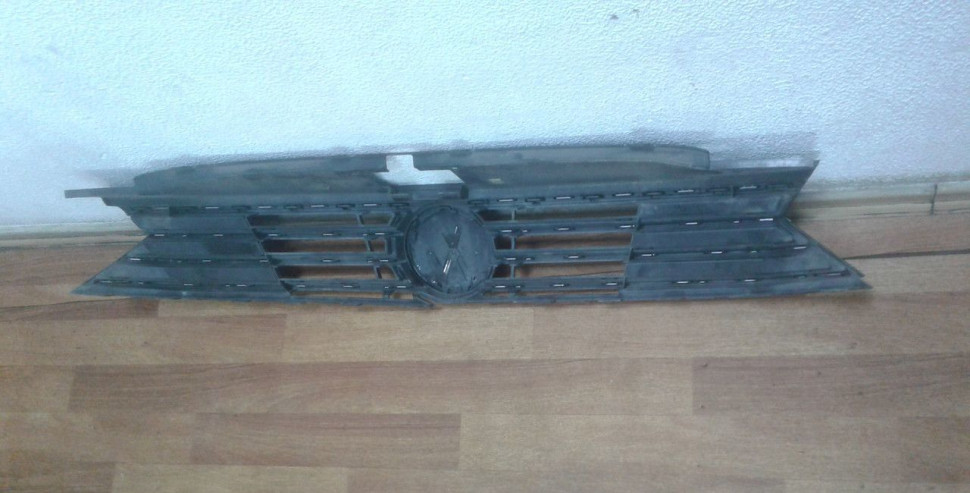 Решетка радиатора Volkswagen Passat B8 oem 3g0853653 (слом. часть)