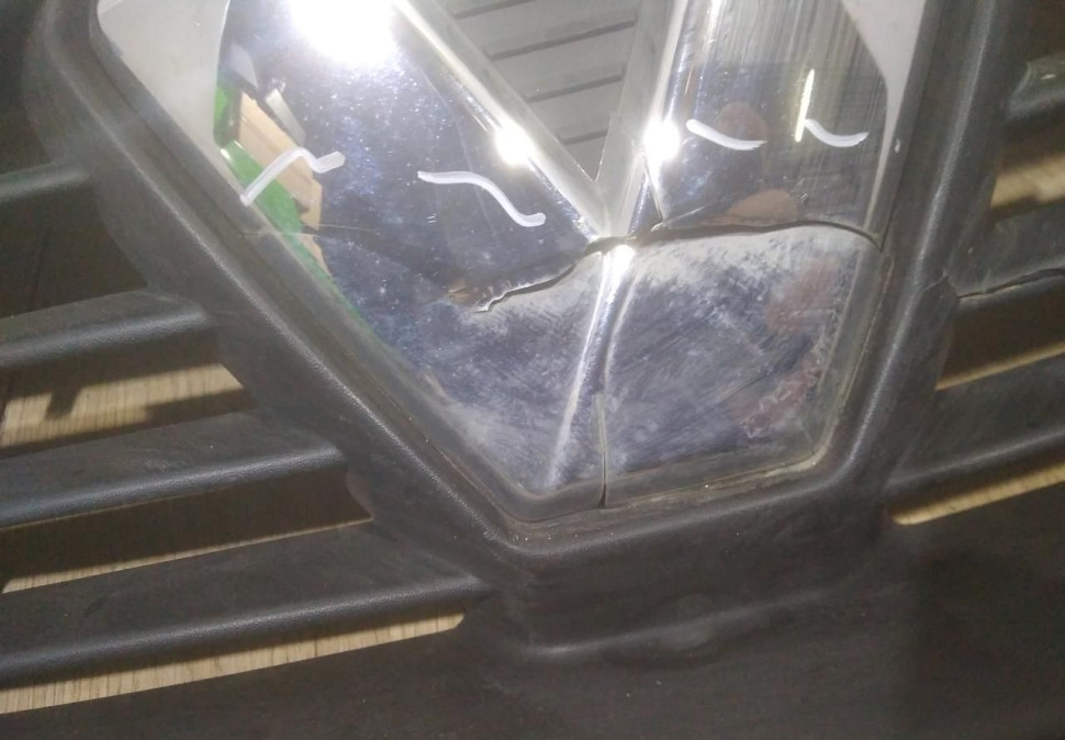 Решетка радиатора бу Renault Logan 2 OEM 623107605R Решетка радиатора бу Renault Logan 2 OEM 623107605R