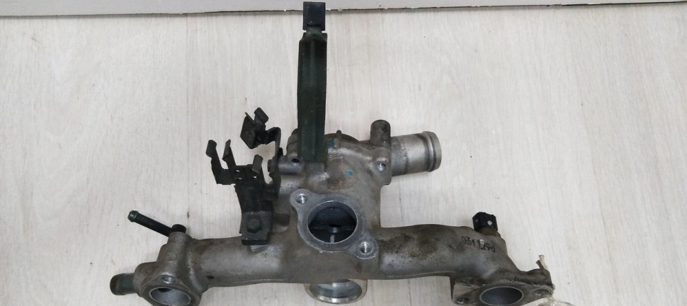 Корпус термостата Hyundai Sonata 5 NF  04-10 2.7 АКПП oem 2562037350