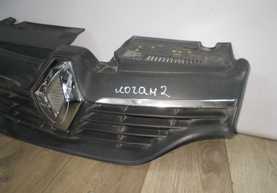 Решетка радиатора бу Renault Logan 2 OEM 623107605R