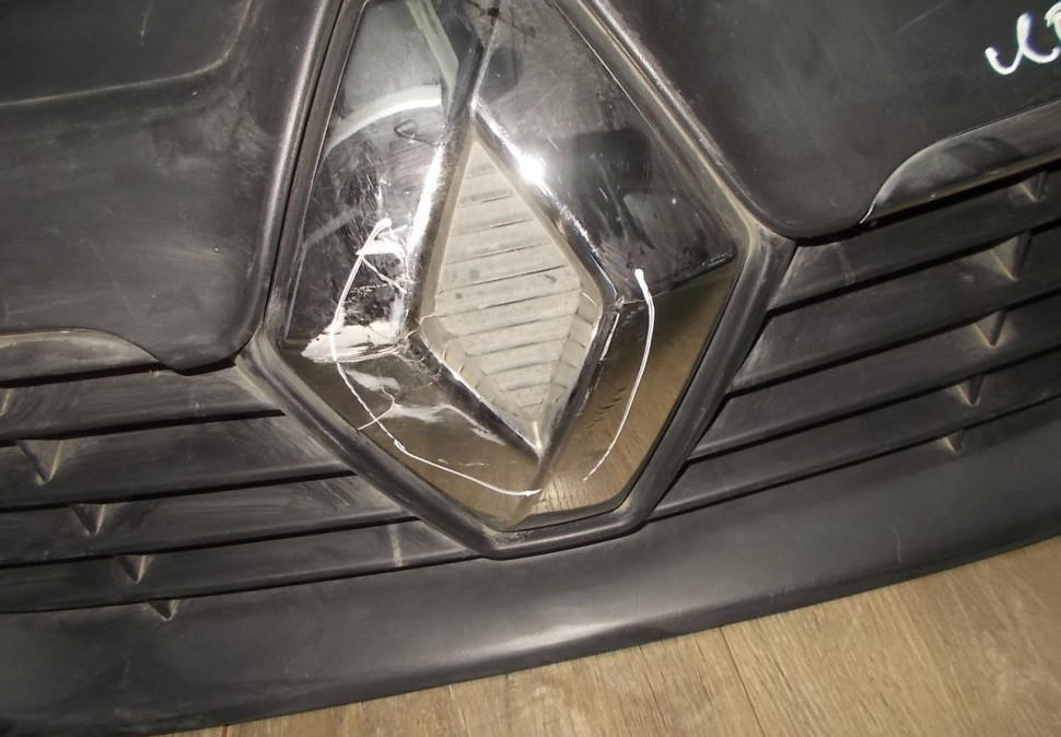 Решетка радиатора бу Renault Logan 2 OEM 623107605R