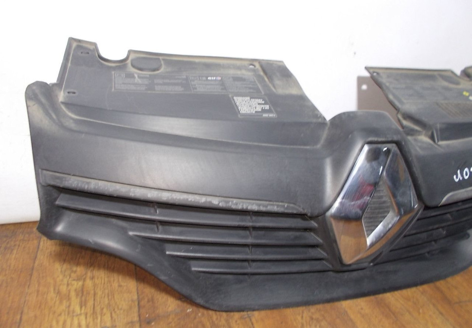 Решетка радиатора бу Renault Logan 2 OEM 623107605R