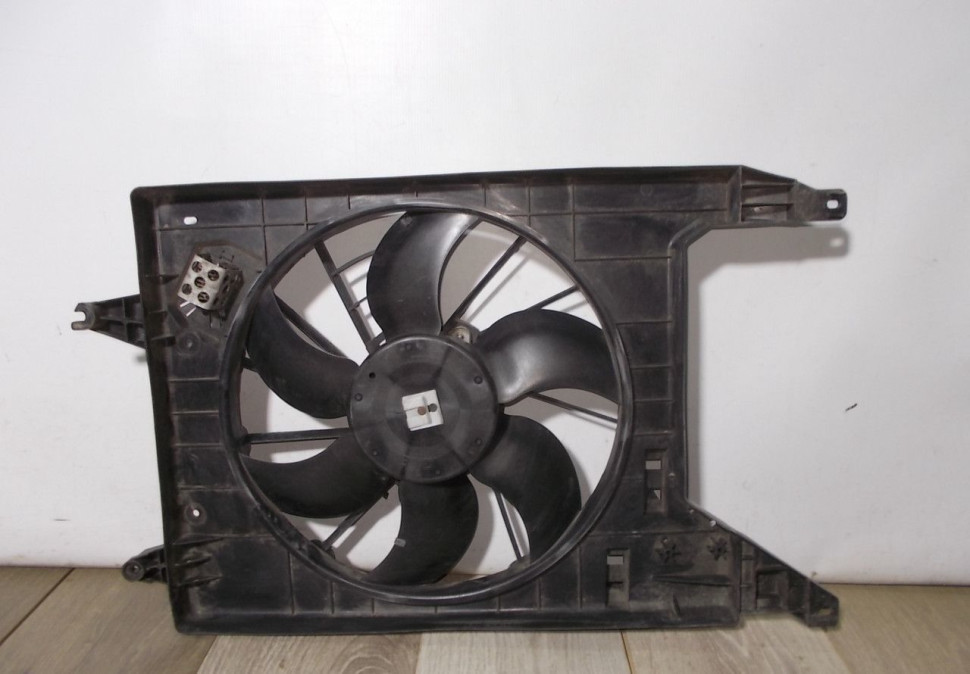Вентилятор радиатора бу Renault Logan 1 OEM 214815057R Вентилятор радиатора бу Renault Logan 1 OEM 214815057R