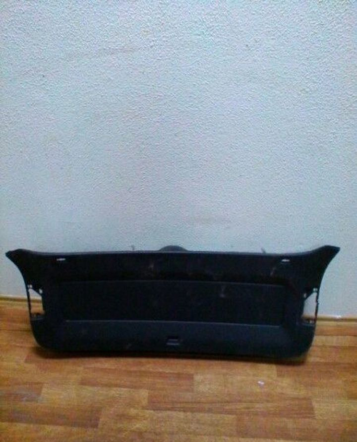 Обшивка крышки багажника Volkswagen Tiguan есть небольшая трещина oem 5n0867601 (скл-3)