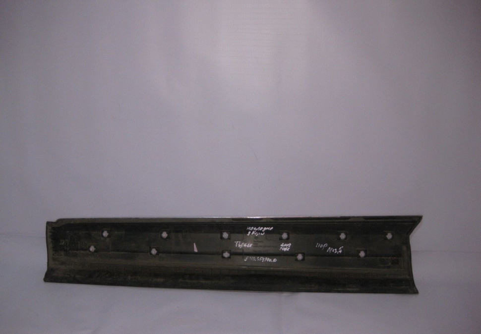 Молдинг двери передний правый Volkswagen Tiguan (11-16) потертости oem 5n0854940 (скл-3)
